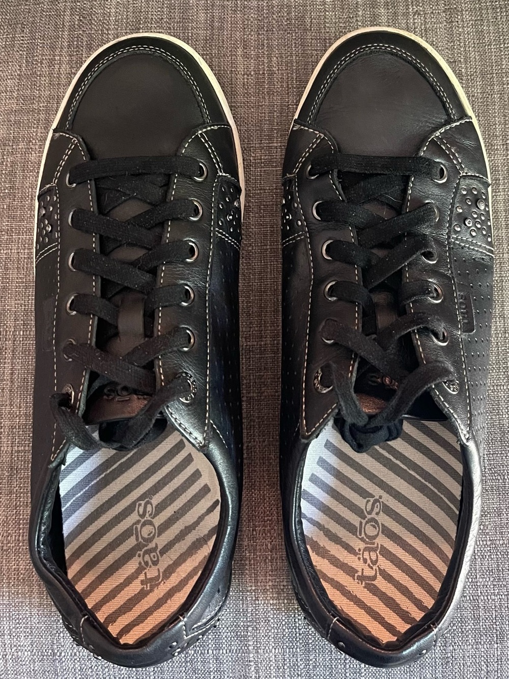 Taos women’s  leather  sneakers size 11 US/ EU 42 . Excellent condition!